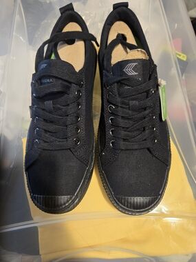 Cariuma Black Low-Top Canvas Sneakers